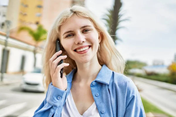 Junge Blonde Frau Einem Sonnigen Tag Freien Telefoniert — Stockfoto