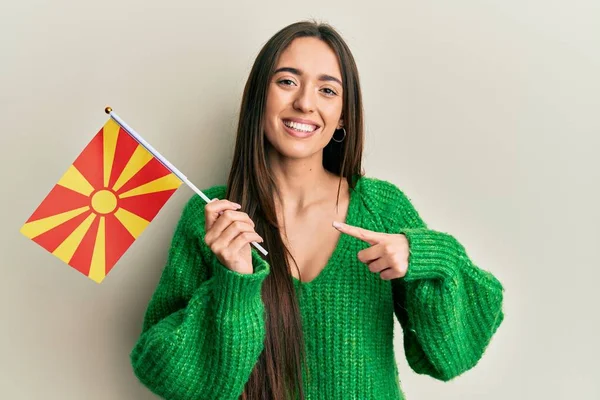 Jong Hispanic Meisje Met Macedonische Vlag Lachend Gelukkig Wijzend Met — Stockfoto