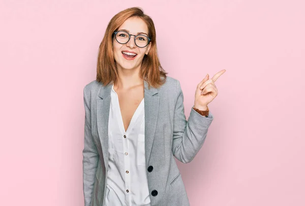 Mulher Branca Jovem Vestindo Estilo Negócio Óculos Com Grande Sorriso — Fotografia de Stock