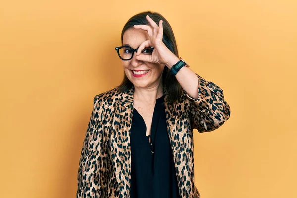 Mujer Hispana Mediana Edad Vistiendo Ropa Negocios Gafas Sonriendo Feliz — Foto de Stock