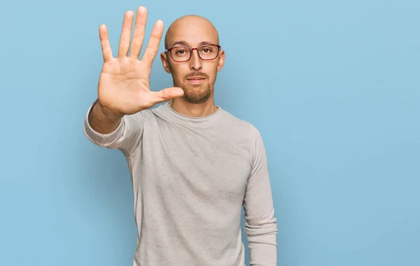 Homem Careca Com Barba Vestindo Roupas Casuais Óculos Fazendo Parar — Fotografia de Stock