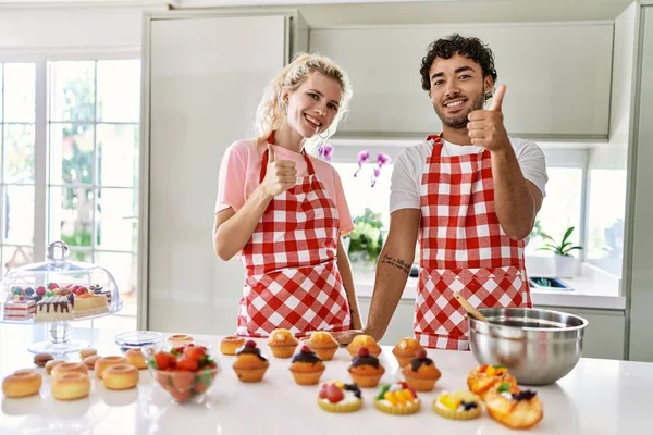 Casal Esposa Marido Cozinhando Doces Cozinha Fazendo Polegares Felizes Gesto — Fotografia de Stock