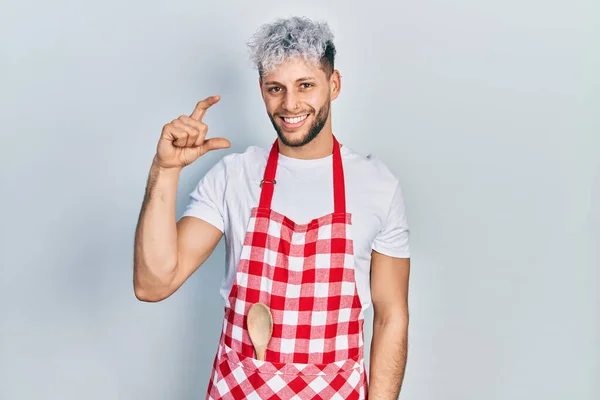 Young Hispanic Man Modern Dyed Hair Wearing Apron Smiling Confident — Stock Photo, Image