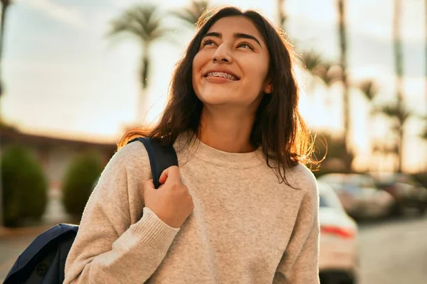 年轻的中东女学生笑着站在城里 — 图库照片