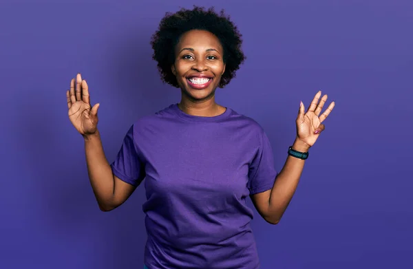 Африканська Американка Волоссям Афроамериканського Кольору Одягнена Звичайну Фіолетову Футболку Вказує — стокове фото
