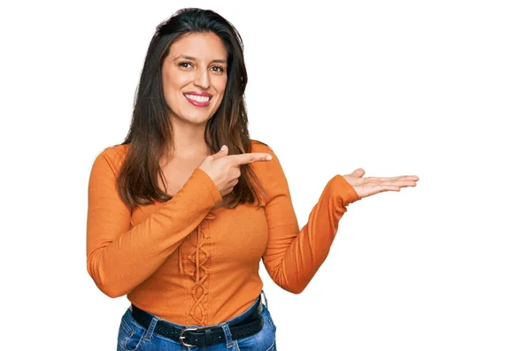 Mulher Hispânica Bonita Vestindo Roupas Casuais Maravilhado Sorrindo Para Câmera — Fotografia de Stock