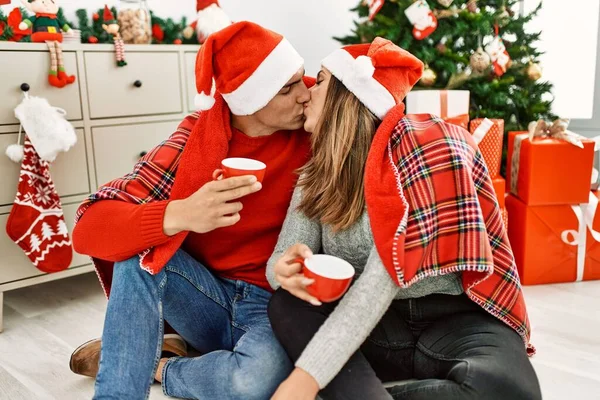 크리스마스 모자를 담요를 마루에 앉아서 집에서 커피를 마시고 — 스톡 사진
