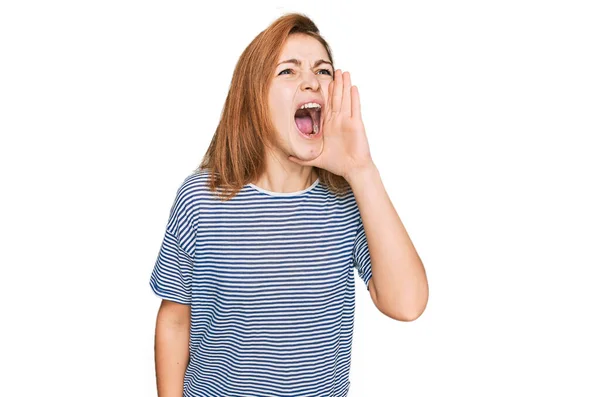 Mulher Caucasiana Jovem Vestindo Roupas Casuais Gritando Gritando Alto Para — Fotografia de Stock