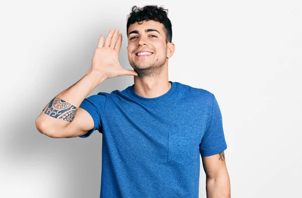 Joven Hombre Hispano Vistiendo Camiseta Casual Renunciando Decir Hola Feliz —  Fotos de Stock