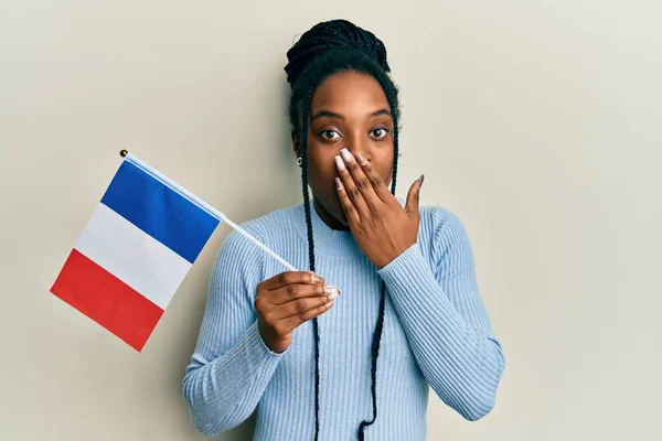 Африканская Американка Плетеными Волосами Держа Французский Флаг Прикрывающий Рот Рукой — стоковое фото
