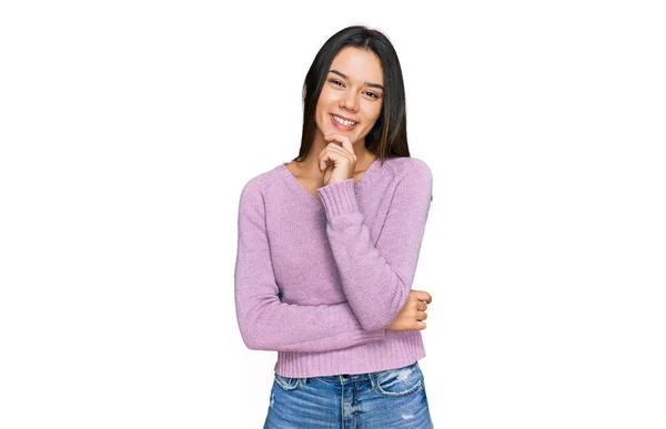 交差する腕と手をあごに上げて笑顔でカメラに自信を持っているカジュアルな服を着ている若いヒスパニック系の女の子 ポジティブな — ストック写真