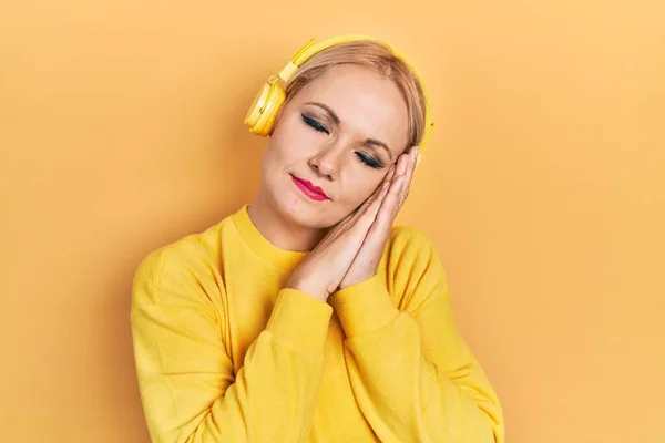 Mujer Rubia Joven Escuchando Música Usando Auriculares Durmiendo Cansada Soñando —  Fotos de Stock