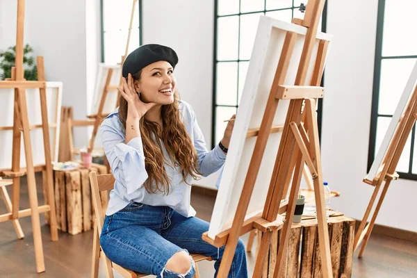 Joven Artista Hispana Pintando Sobre Lienzo Estudio Arte Sonriendo Con — Foto de Stock