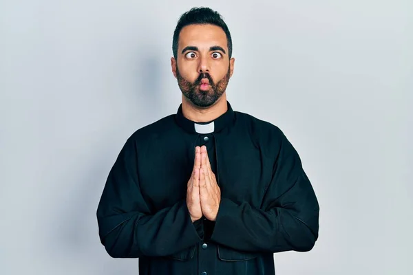Yakışıklı Sakallı Bir Spanyol Papaz Izole Edilmiş Arka Planda Duruyor — Stok fotoğraf