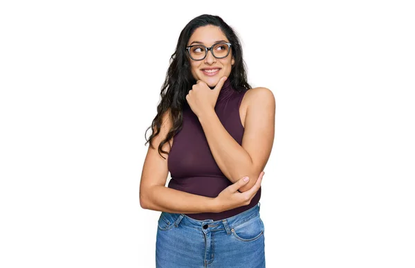 Brunetka Młoda Kobieta Luźnych Ubraniach Okularach Ręką Podbródku Myśląca Pytaniu — Zdjęcie stockowe