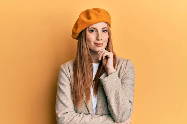 Young Irish Woman Wearing French Look Beret Serious Face Thinking — Stock Photo, Image