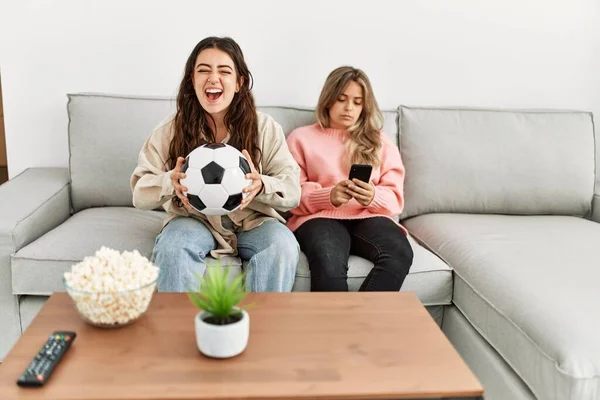 Dziewczyna Uśmiechnięta Szczęśliwy Oglądając Mecz Piłki Nożnej Jej Dziewczyna Nudne — Zdjęcie stockowe