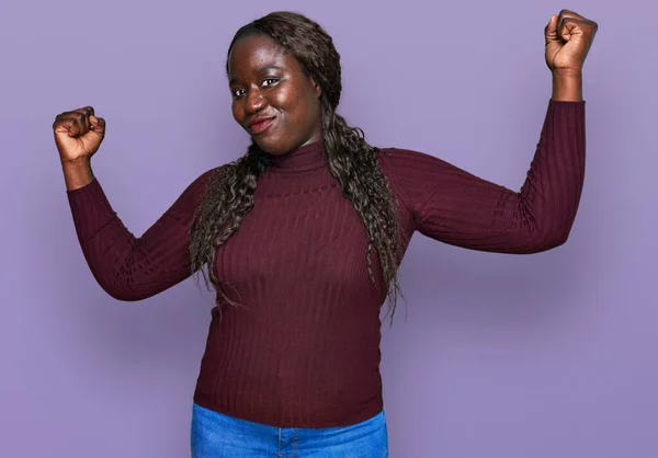 Mujer Africana Joven Vistiendo Suéter Invierno Casual Mostrando Los Músculos —  Fotos de Stock