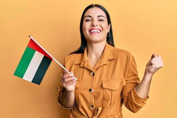 Νεαρή Μελαχρινή Γυναίκα Που Κρατάει Ενωμένη Σημαία Των Αράβων Ουρλιάζοντας — Φωτογραφία Αρχείου