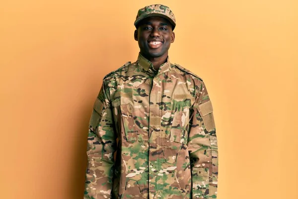 Fiatal Afro Amerikai Férfi Katonai Egyenruhában Boldog Hűvös Mosollyal Arcán — Stock Fotó