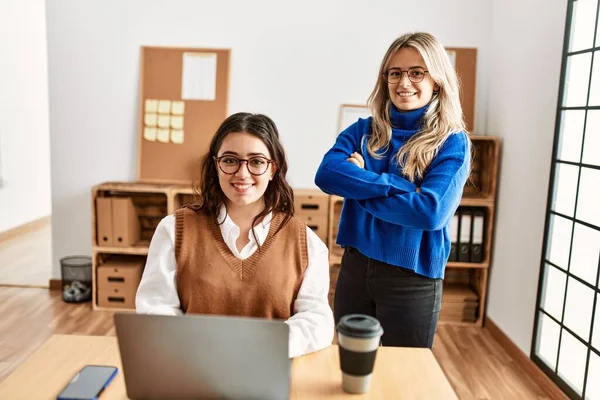 Dos Trabajadoras Negocios Sonriendo Feliz Trabajando Oficina —  Fotos de Stock