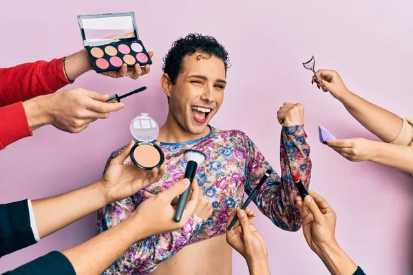 Bonito Homem Vestindo Maquiagem Com Maquiagem Cosméticos Torno Comemorar Surpreso — Fotografia de Stock