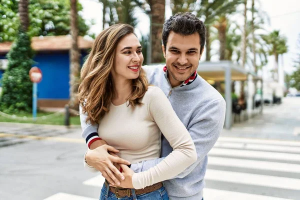 Casal Hispânico Jovem Abraçando Amor Cidade Namorada Namorado Juntos Amor — Fotografia de Stock