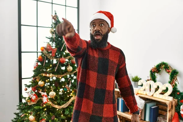 Африканский Американец Шляпе Санта Клауса Стоящий Рождественской Елки Пальцем Удивленным — стоковое фото
