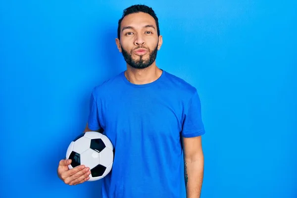 Homem Hispânico Com Barba Segurando Bola Futebol Olhando Para Câmera — Fotografia de Stock