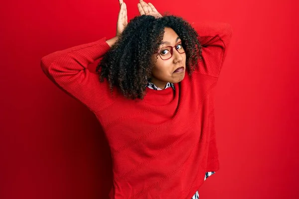 Bella Donna Afro Americana Con Capelli Afro Indossa Maglione Occhiali — Foto Stock