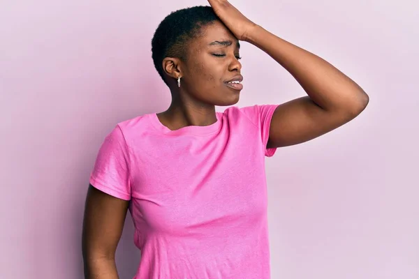 Jonge Afro Amerikaanse Vrouw Draagt Casual Roze Shirt Verrast Met — Stockfoto
