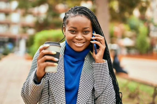 Mladá Africká Americká Obchodnice Mluví Smartphone Pití Odnést Kávu Parku — Stock fotografie