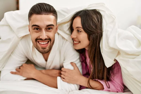 Jovem Casal Hispânico Sorrindo Feliz Deitado Cama Casa — Fotografia de Stock