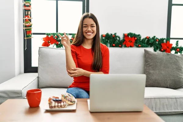 Jovem Morena Usando Laptop Sentado Sofá Natal Sorrindo Com Rosto — Fotografia de Stock