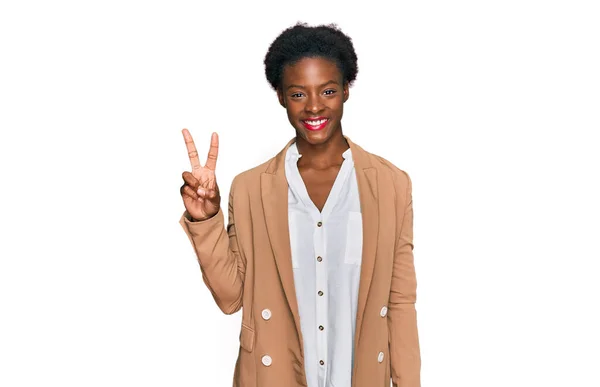 Νεαρή Αφρο Αμερικανίδα Που Φοράει Επαγγελματικά Ρούχα Χαμογελώντας Χαρούμενο Πρόσωπο — Φωτογραφία Αρχείου