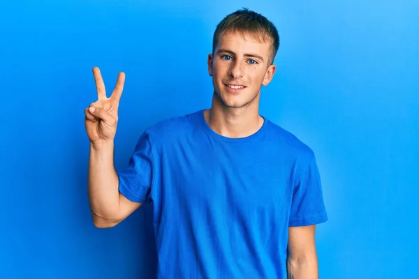 Jovem Caucasiano Homem Vestindo Casual Azul Camisa Mostrando Apontando Para — Fotografia de Stock