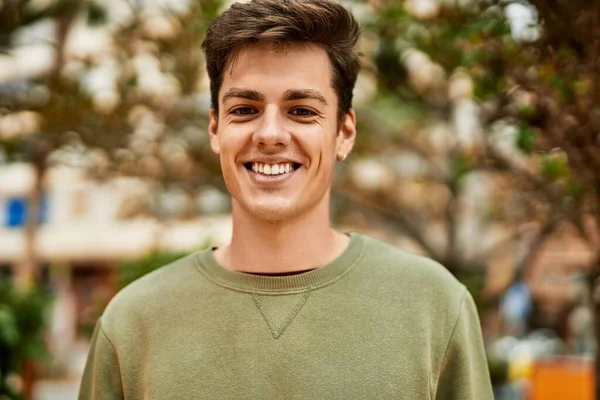 Молодий Іспаномовний Чоловік Усміхається Щасливий Стоячи Місті — стокове фото