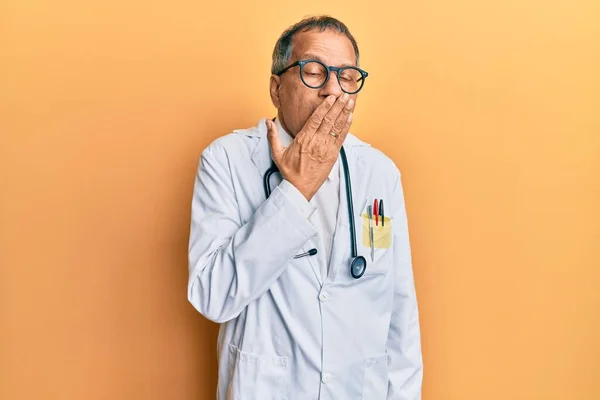 Индийский Мужчина Средних Лет Медицинском Пальто Стетоскопе Скучает Зевая Усталый — стоковое фото