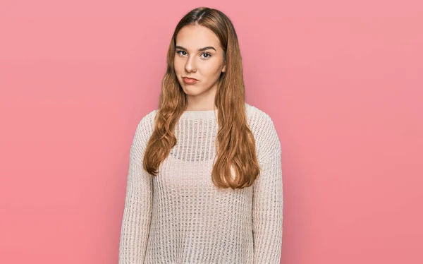 Ung Blond Kvinna Bär Tillfälliga Kläder Skeptisk Och Nervös Rynkar — Stockfoto
