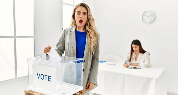 Jovem Loira Votando Colocando Envoltório Urna Assustada Espantada Com Boca — Fotografia de Stock