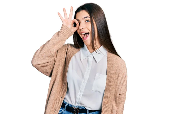 Jovem Adolescente Morena Vestindo Camisa Branca Casual Jaqueta Sorrindo Feliz — Fotografia de Stock