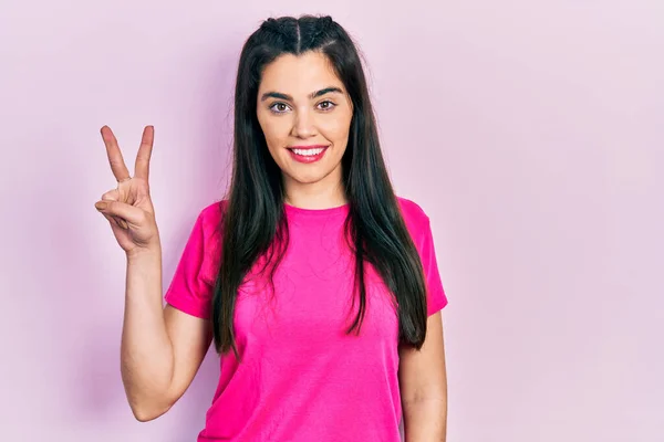 Junges Hispanisches Mädchen Lässigem Rosa Shirt Das Finger Nummer Zwei — Stockfoto