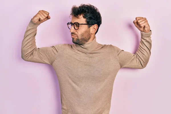 Homem Bonito Com Barba Vestindo Camisola Gola Alta Óculos Mostrando — Fotografia de Stock