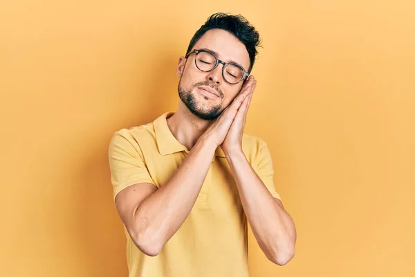 Ung Latinamerikansk Man Klädd Vardagskläder Och Glasögon Sover Trött Drömmer — Stockfoto