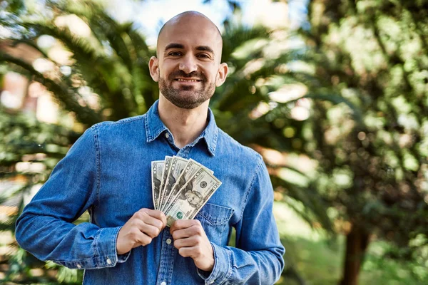 Junger Hispanischer Mann Lächelt Glücklich Und Hält Dollars Park — Stockfoto