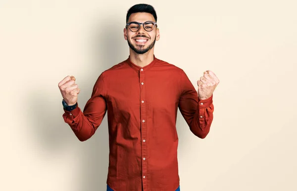 Jovem Hispânico Com Barba Vestindo Camisa Negócios Óculos Comemorando Surpreso — Fotografia de Stock