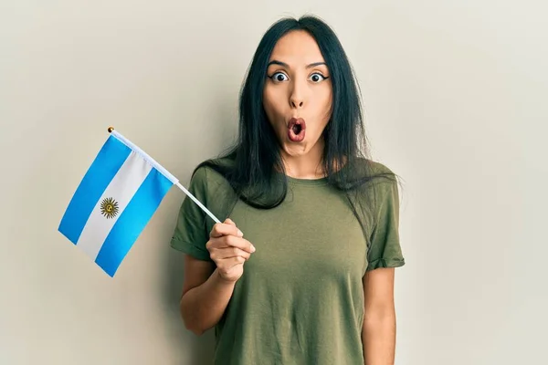 Joven Chica Hispana Sosteniendo Bandera Argentina Asustada Asombrada Con Boca —  Fotos de Stock