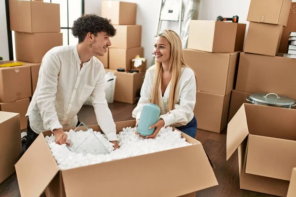 Schönes Junges Paar Lächelt Glücklich Beim Auspacken Von Pappkartons Neuen — Stockfoto