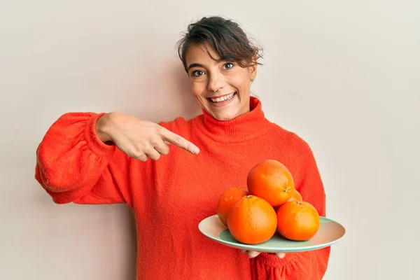 Νεαρή Ισπανίδα Που Κρατάει Φρέσκα Πορτοκάλια Χαμογελώντας Χαρούμενη Δείχνοντας Χέρι — Φωτογραφία Αρχείου