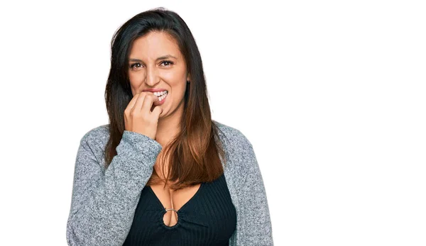 Mulher Hispânica Bonita Vestindo Roupas Casuais Olhando Estressado Nervoso Com — Fotografia de Stock